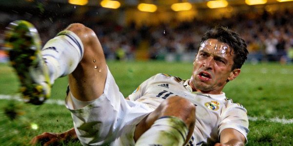 赛场囧事集锦 - 足球运动员滑倒后尴尬表情特写